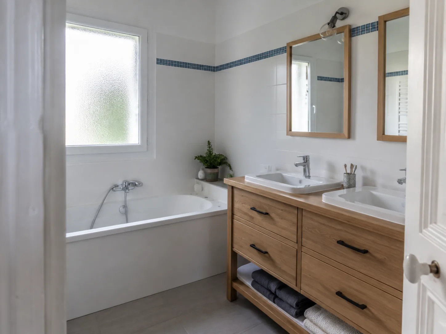 Image générée : baignoire blanche et meuble double vasque en bois dans une salle de bains familiale.