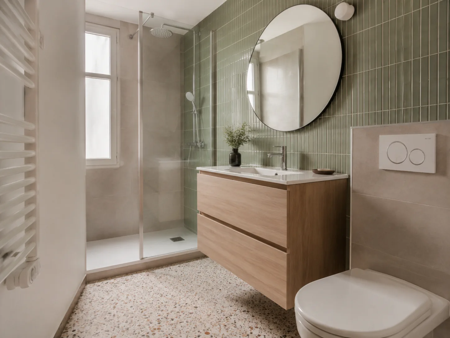 Image générée : salle de bains compacte avec carrelage vert sauge et vasque suspendue.